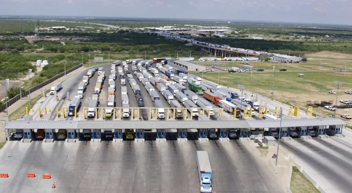 commercial truck crossing in laredo from mexico